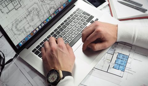 不同场景使用伴奏网的对比示意图：左侧KTV场景手机操作界面，右侧录音棚场景专业麦克风与电脑屏幕